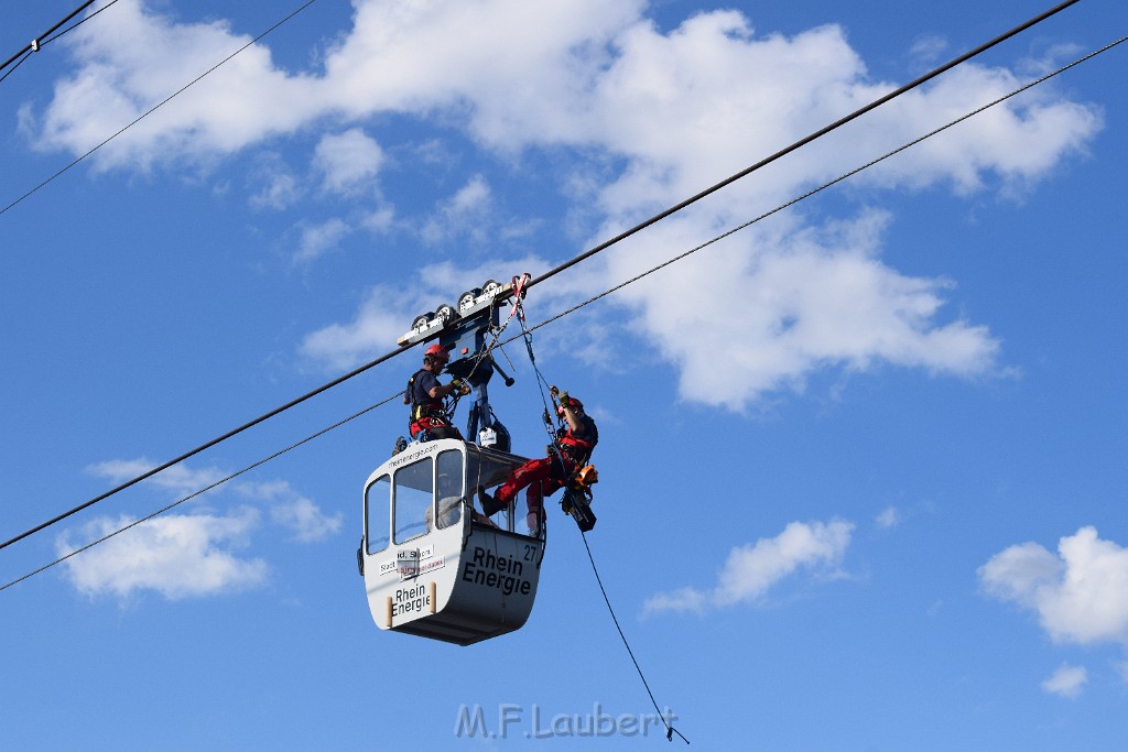 Koelner Seilbahn Gondel blieb haengen Koeln Linksrheinisch P352.JPG